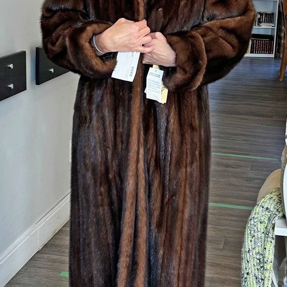 MINK COAT, CHRISTIAN DIOR, MADE IN FRANCE, MISSES 10, MAHOGANY BROWN, MAXI LENGT - Picture 4 of 16